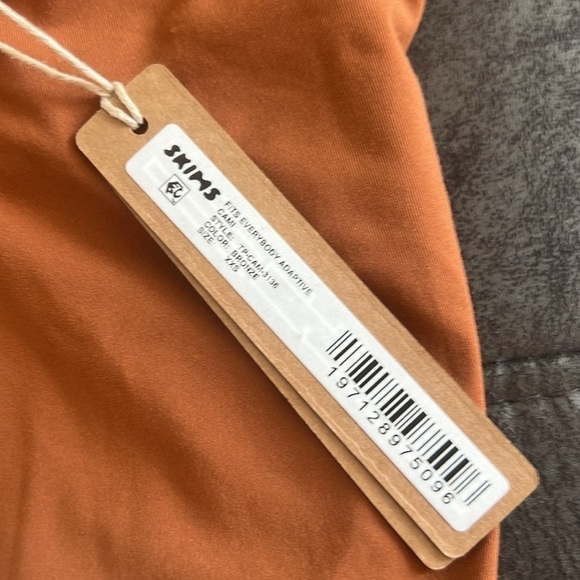 Skims Fits Everybody Adaptive Cami - Picture 4 of 9